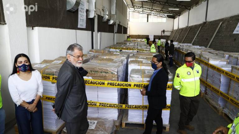 Más de 6 millones de papeletas impresas con error permanecen bajo custodia de policías y militares