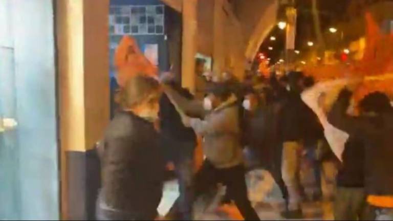 Seguidores de Andrés Arauz golpean a ciudadanos y periodistas durante caravana en Riobamba