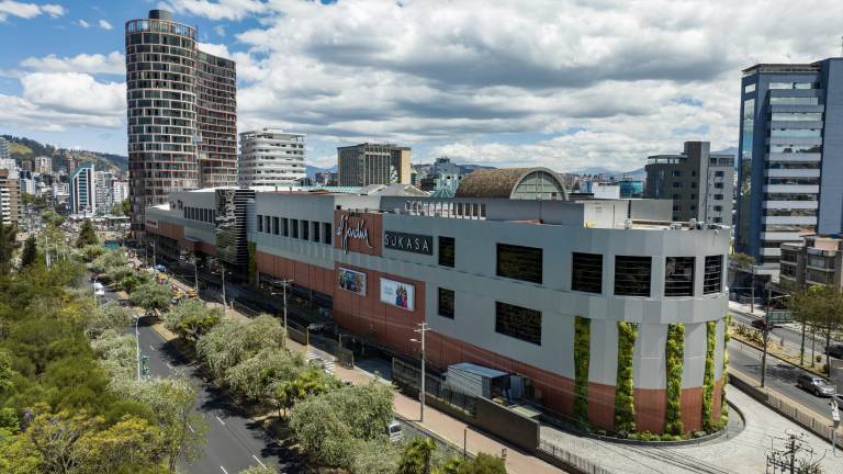 En busca de seguridad, los quiteños llenan los centros comerciales para comprar, pasear y obtener servicios