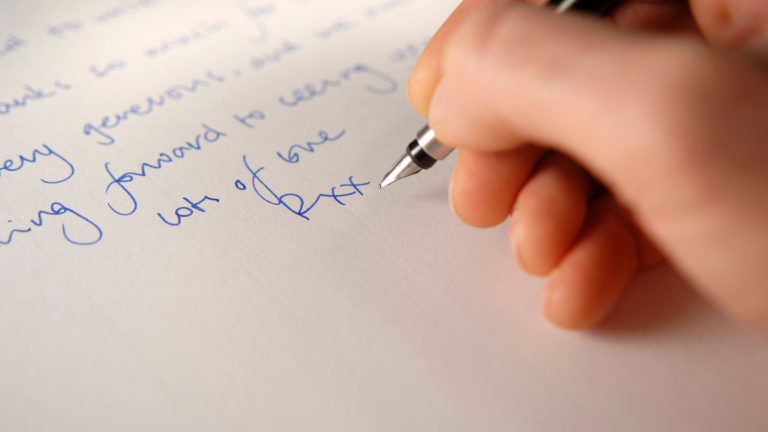 Escribir a mano activa más conexiones cerebrales y mejora la memoria, según un estudio noruego.