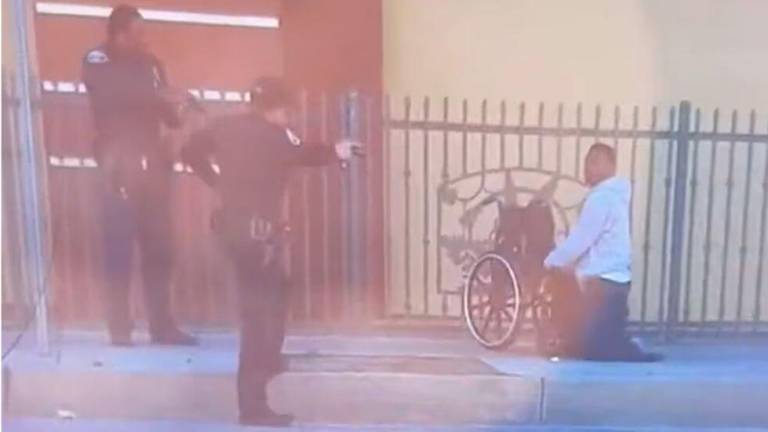 ¿Brutalidad policial?: Agente abatió a un sujeto en silla de ruedas que blandía un cuchillo en Los Ángeles, EE.UU.