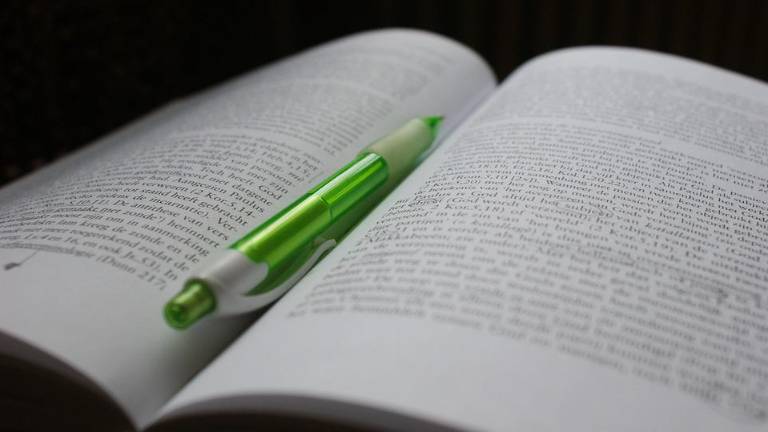 Joven en Quevedo cumple su sueño de graduarse en el colegio tras cuidar carros por años para conseguirlo