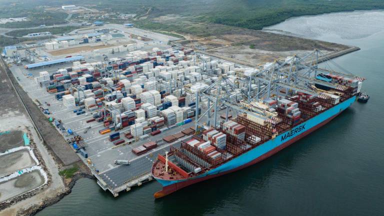 Foto panorámica de un portacontenedor de la naviera danesa Maersk en el Puerto de Aguas Profundas de Posorja, a dos horas de Guayaquil.