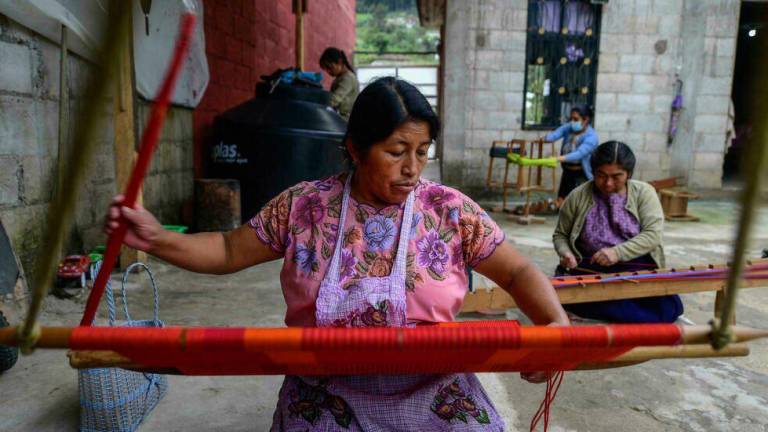 Tejedoras indígenas luchan por mantener su riqueza cultural