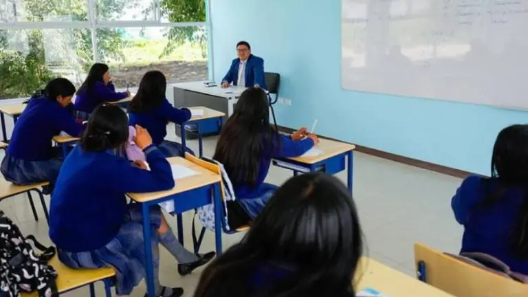 Estudiantes del Régimen Sierra - Amazonía reciben clases en un aula.