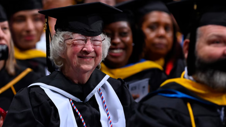 A sus 90 años, Annette Roberge cumplió su sueño universitario y fue ovacionada en una de las ceremonias más grandes de la Southern New Hampshire University.