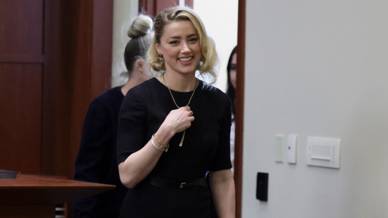 Amber Heard anuncia con emoción el nacimiento de sus mellizos, Agnes y Ocean, en una conmovedora publicación del Día de la Madre.