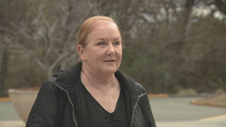 Vivió 7 años secuestrada por una pareja que la encerraba todas las noches en un ataúd: la historia de Colleen Stan