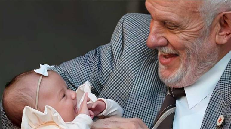 Hombre salva la vida de 2,4 millones de bebés al donar sangre durante seis décadas