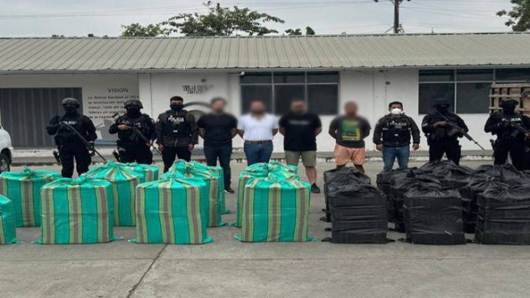 Efectivos de la Policía Nacional muestran la evidencia y a los detenidos.