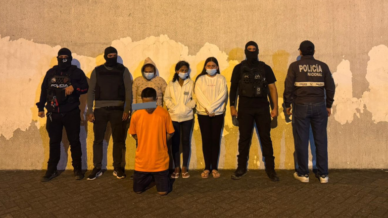 Caen bandas que extorsionaban a docentes en escuelas de Guayaquil: enviaban panfletos intimidatorios