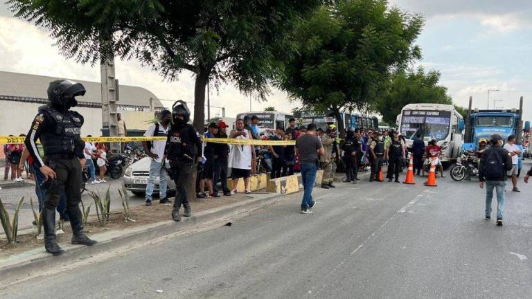 Asesinan a policía en Guayaquil: tras una persecución su carro se volcó y los sicarios le dispararon