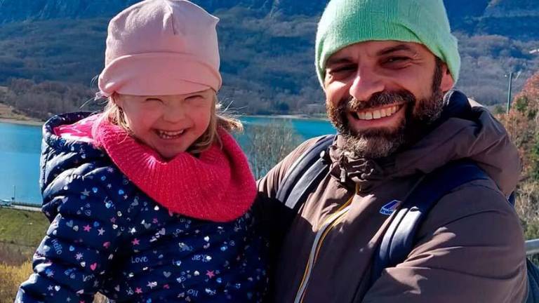 Hombre soltero adoptó a una pequeña con síndorme de Down, tras ser rechazada por 20 familias