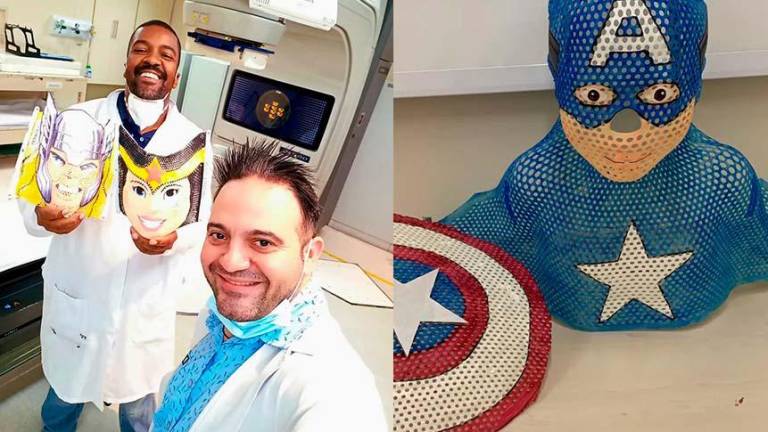 Trabajador de un hospital crea máscaras de superhéroes para que los niños no teman a las quimoterapias