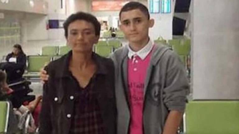 Joven logró graduarse estudiando con libros que su madre recolectaba de la basura