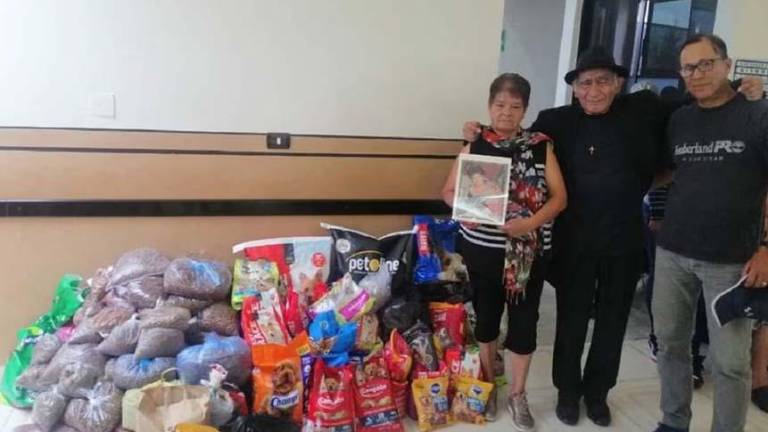 Mujer pidió a sus familiares llevar a su funeral croquetas para perros en lugar de flores