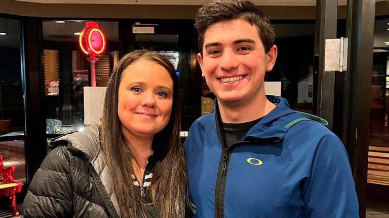 Un joven encontró a su madre biológica tras 20 años, y descubrió que era su compañera de trabajo
