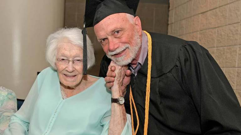 Hombre de 72 años se gradúa de la universidad mientras su madre de 99 lo celebra desde el público