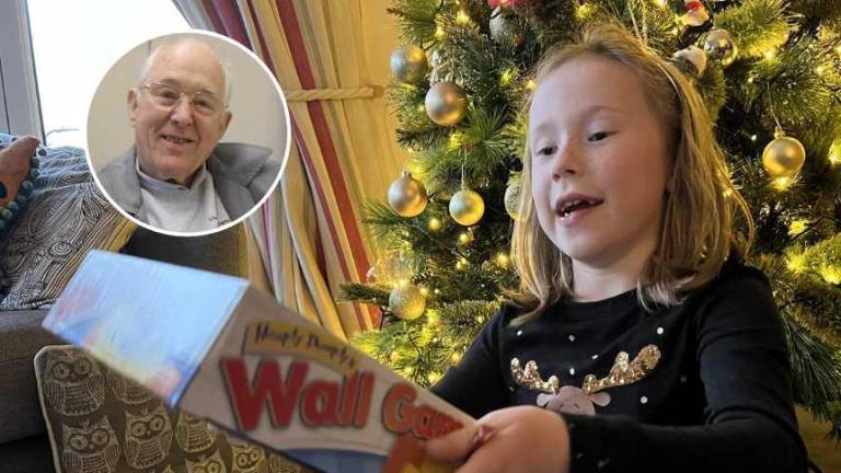 Vecino prepara 14 años de regalos para alegrar la Navidad de una pequeña antes de su partida