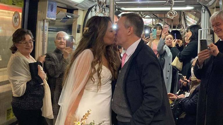 Pareja de recién casados decidió llegar a la fiesta de su boda en metro