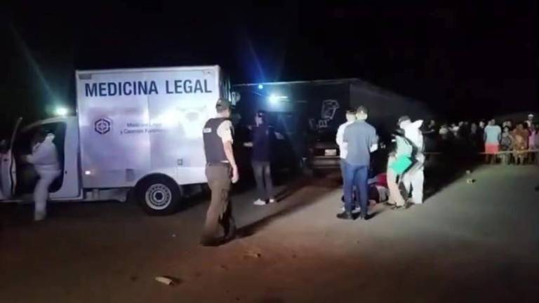 Personal de Medicina Legal acudel al lugar para el retiro de los cadáveres.