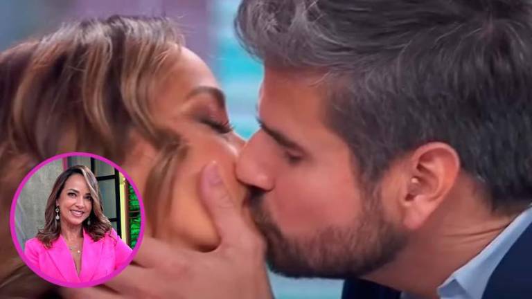 Adamari López se besa con Daniel Arenas durante una transmisión televisiva