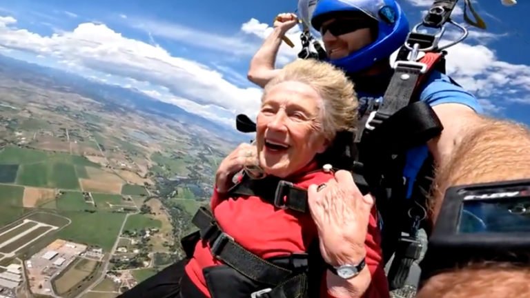 Mujer de 84 años ha hecho 600 saltos en paracaídas. Busca llegar a 1000