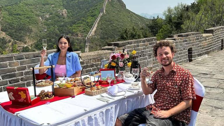 Luisito Comunica reservó un fragmento de la Muralla China para tener una cita con su novia