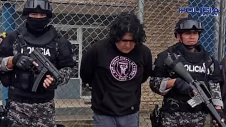 Dos policías muestran al detenido Kevin C. quien es investigado por el delito de violación.