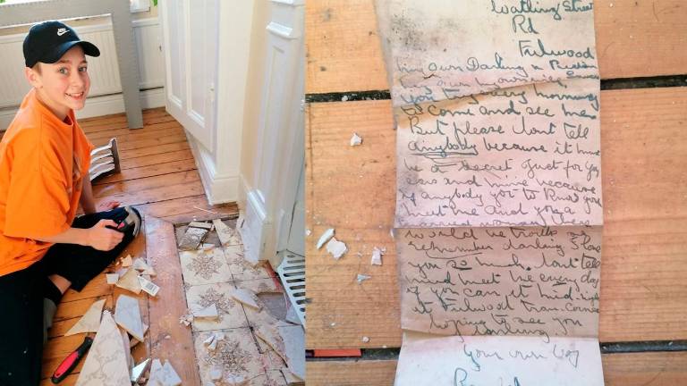 Cuando empezamos a limpiar, decidimos levantar los pedazos que habían quedado y mi hijo dijo 'sería gracioso encontrar algo escondido, como los escrituras originales de la casa' para luego encontrar la carta, detalló la madre del chico