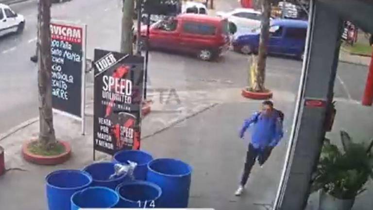 VIDEO | Confunden a hombre que corría para llegar a tiempo a su trabajo con un ladrón y lo golpean