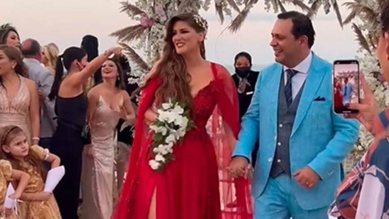 Cristina Reyes celebró su boda con un creativo vestido rojo desmontable