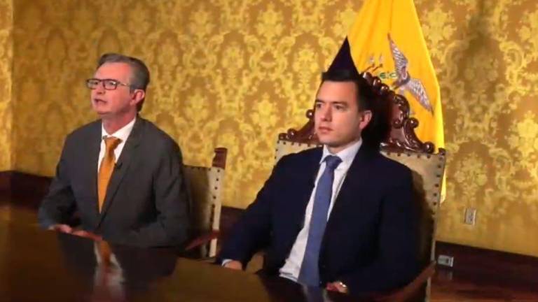 Captura de video difundido por el Gobierno en el que aparece el ministro de Economía, Juan Carlos Vega, junto al presidente Daniel Noboa.