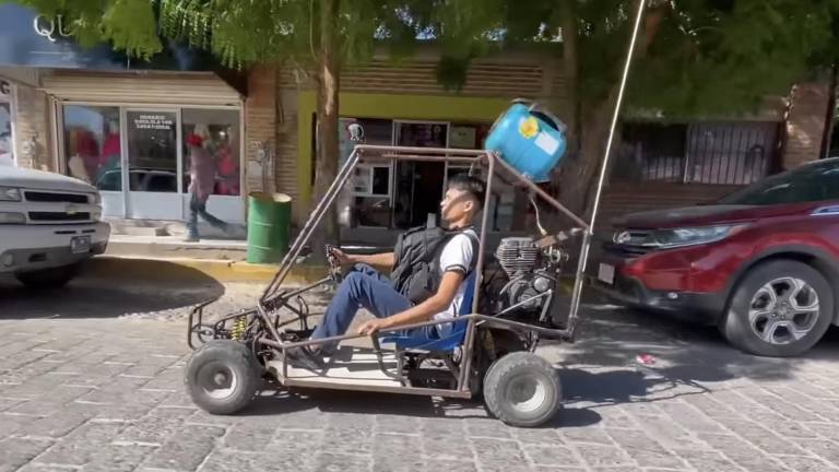 Joven construyó un auto para ir al colegio con materiales reciclados