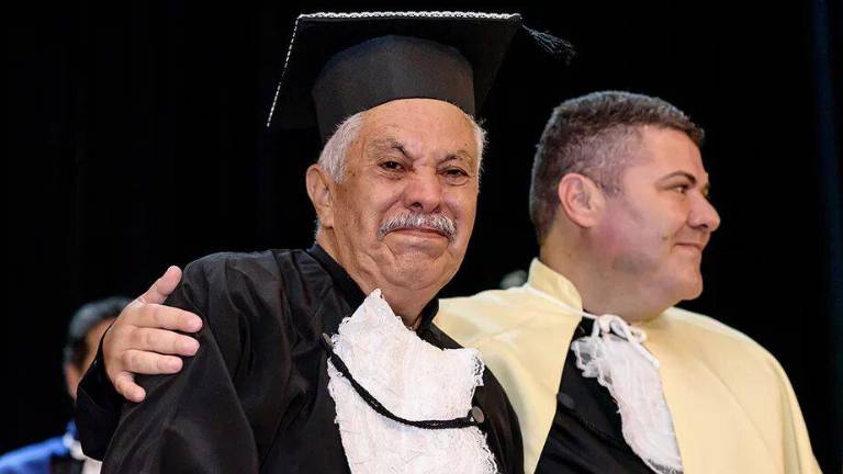 VIDEO: Un hombre de 78 años cumple su sueño de graduarse en la universidad y comparte un emotivo momento con su mamá