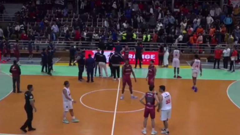 VIDEO: Enfrentamiento se desencadenó en las gradas de un coliseo durante un partido de baloncesto en Quito