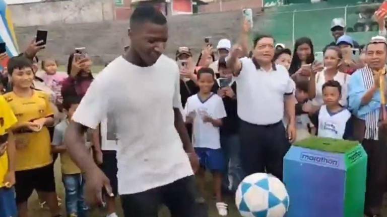 El centrocampista Moisés Caicedo dominando el balón frente a ciudadanos de Santo Domingo de los Tsáchilas, ciudad en la que nació.