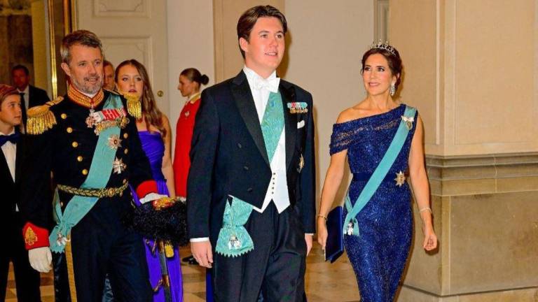 Foto del príncipe heredero Federico, quien sucederá en el trono a la reina Margarita II de Dinamarca, en compañía de su familia, su esposa la princesa Mary y su hijo, el príncipe Christian, segundo en la línea de sucesión, quien ya cumplió la mayoría de edad.