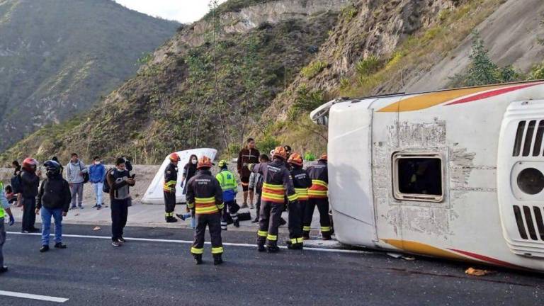 Accidente de bus interprovincial en Guayllabamba deja un fallecido y varios heridos