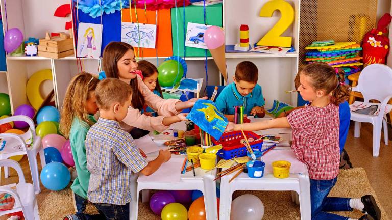 Instituciones públicas sin guarderías deberán pagar 93 dólares a sus empleados