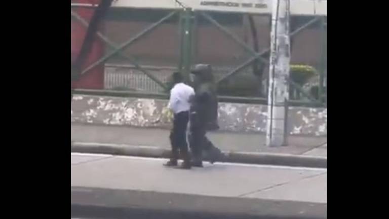 VIDEO: Así retiraron el chaleco con explosivos embalado a un ciudadano en Sauces 9