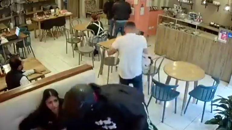 VIDEO: Sujetos armados asaltan una cafetería en el norte de Quito y se llevan las pertenencias de todos los clientes