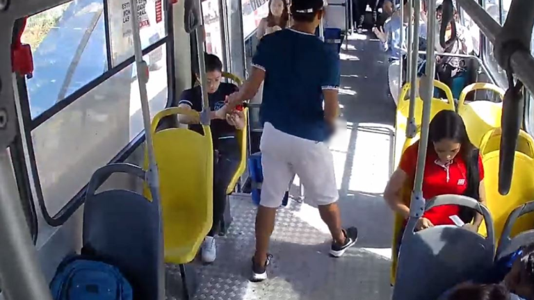 VIDEO: Cámara captó un asalto dentro de un bus de la línea 63 en Guayaquil