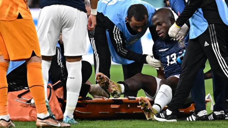 Enner Valencia sale lesionado de la cancha tras anotar el gol del empate contra Países Bajos