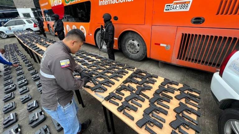 Daniel Noboa plantea que armas decomisadas en operativos sean usadas por policías y militares