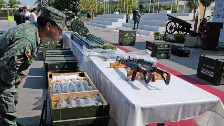 Ecuador plantea diálogo con China para decidir destino de fusiles AK-47