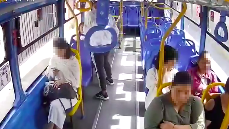 Robo en un bus de Quito.