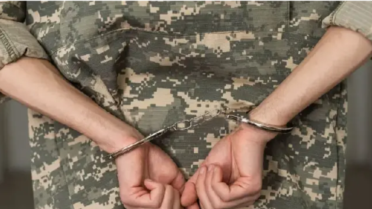 Dictan prisión contra cabo militar acusado de abusar sexualmente de un conscripto tras chantaje