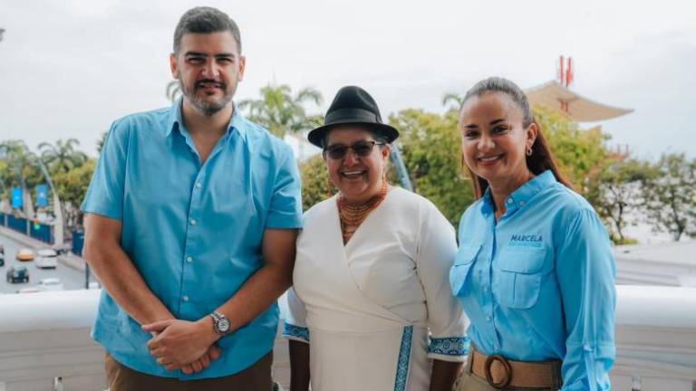 El alcalde de Guayaquil, Aquiles, Alvarez, junto a las prefectas de Cotopaxi y Guayas, Lourdes Tibán y Marcela Aguiñaga.