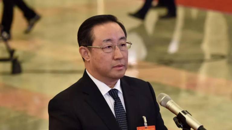 Condenan a pena de muerte en suspenso por corrupción a exministro de China